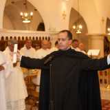 Un monaco prende i voti all'interno dell'abbazia (foto del sito abbazialascala.it)